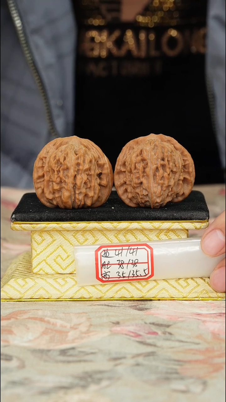 【闪购商品】文玩核桃把件一代楼