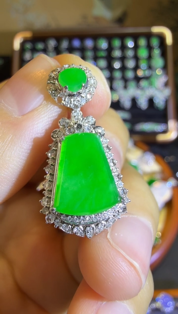 【闪购商品】翡翠吊坠(赠链)18K金镶嵌高冰满绿小无事牌