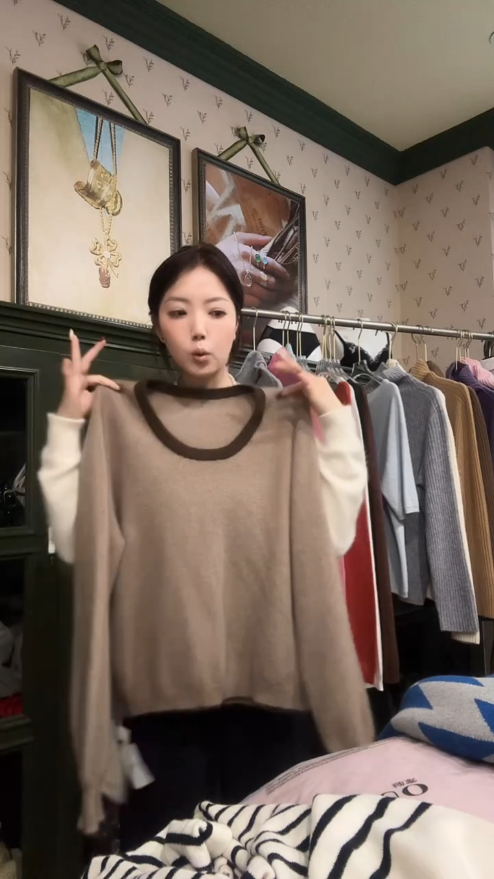 羊毛撞色领驼色衫