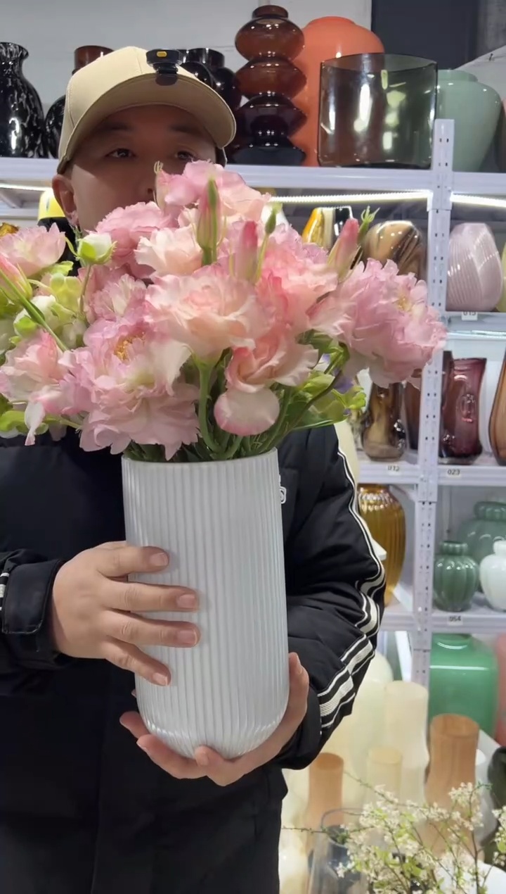 白瓷花瓶..........