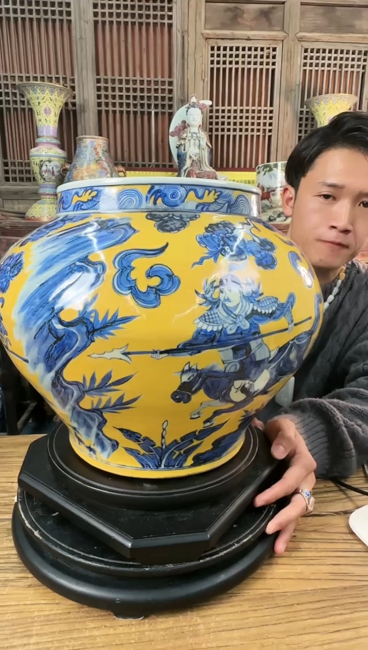 【闪购商品】摆件陶瓷 摆件 黄釉青花战将缸