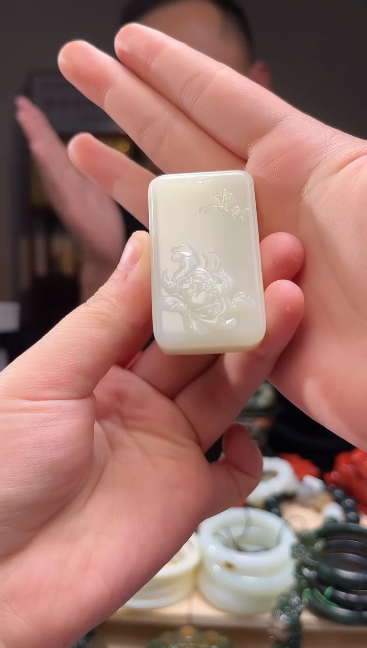 颈饰未镶嵌和田玉吊坠