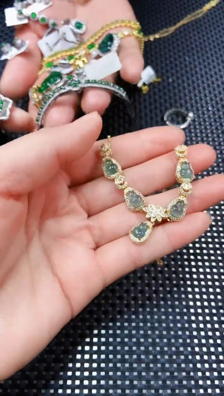 【闪购商品】翡翠颈饰未镶嵌111111111