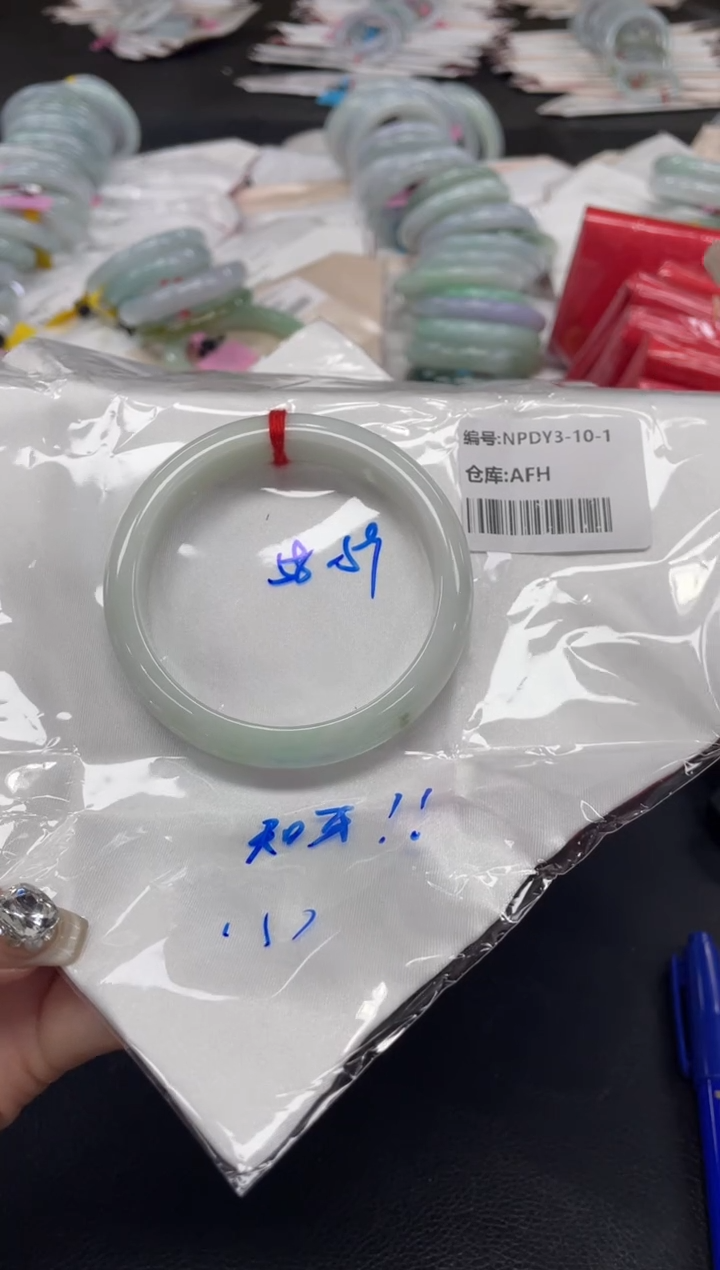 翡翠手镯未镶嵌翡翠手镯