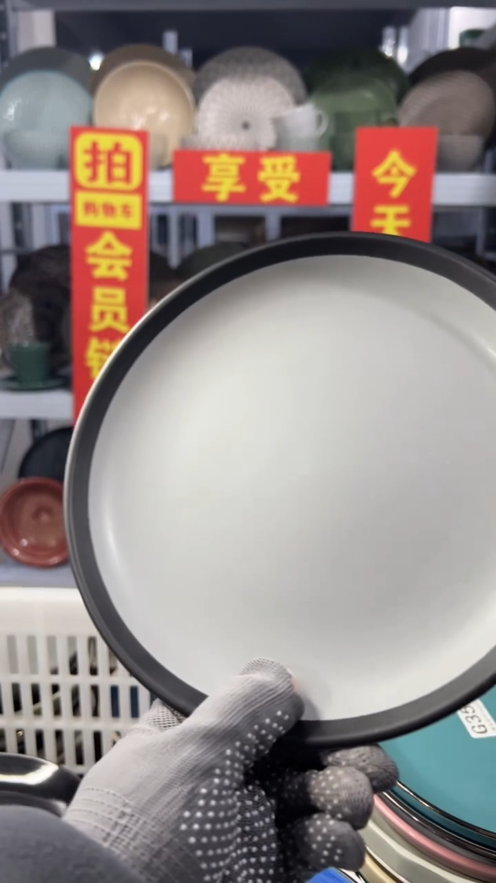 瓷片女***人“拍会员链接，享全场半价”