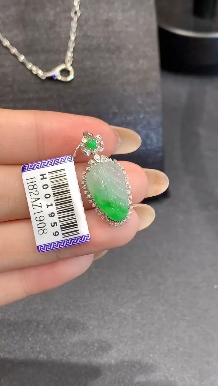 吊坠(不含链)18K金镶嵌翡翠多样性发其一