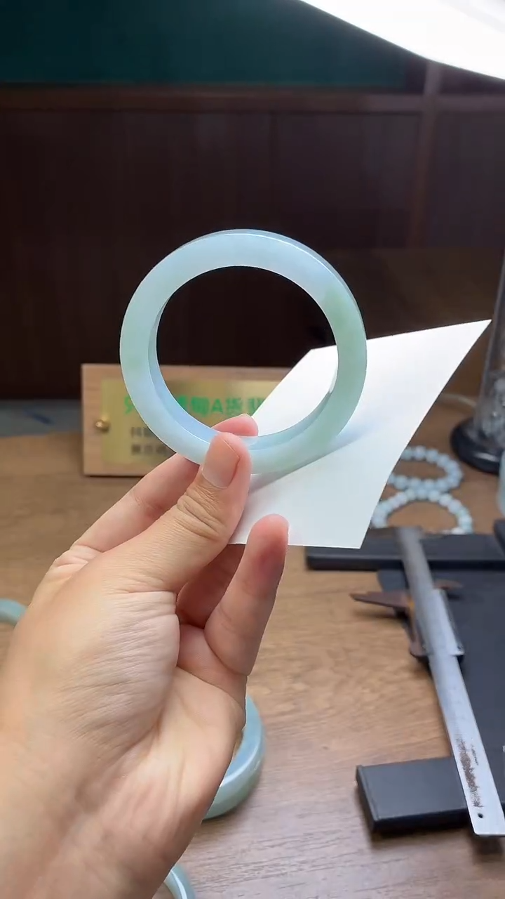 未镶嵌手镯定制翡翠流**舞定制