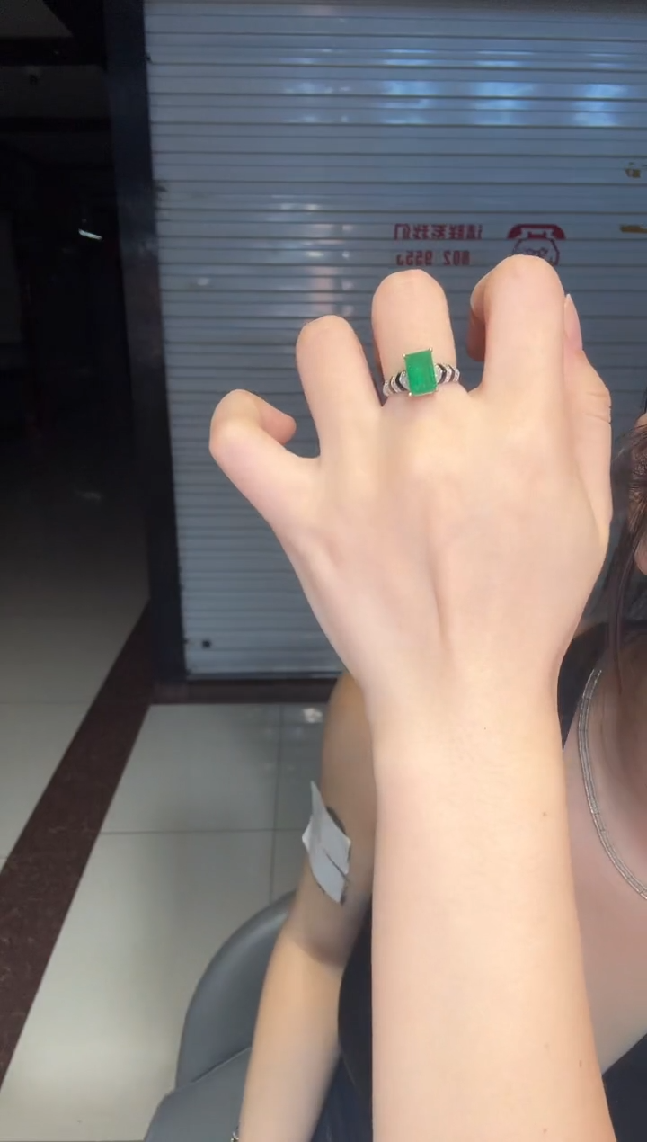 18K金镶嵌戒指祖母绿123方形