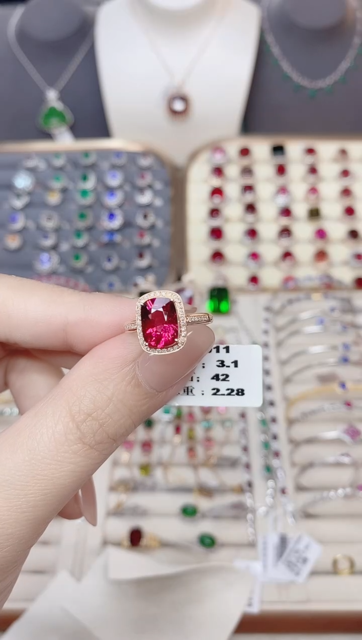 18K金镶嵌碧玺戒指碧玺3.1CT