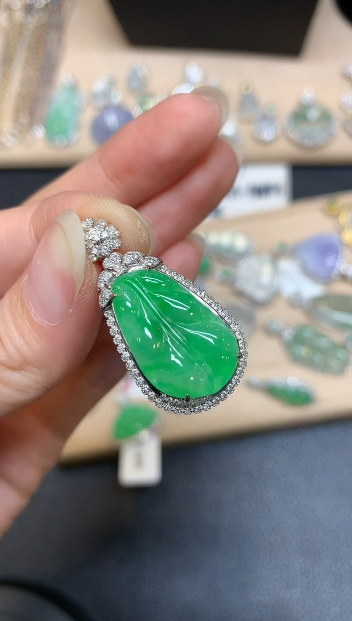 【闪购商品】翡翠颈饰18K金镶嵌芭蕉叶【无服务费