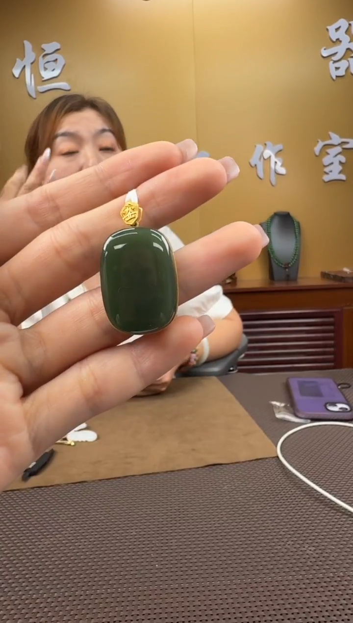 颈饰18K金镶嵌和田玉挂件