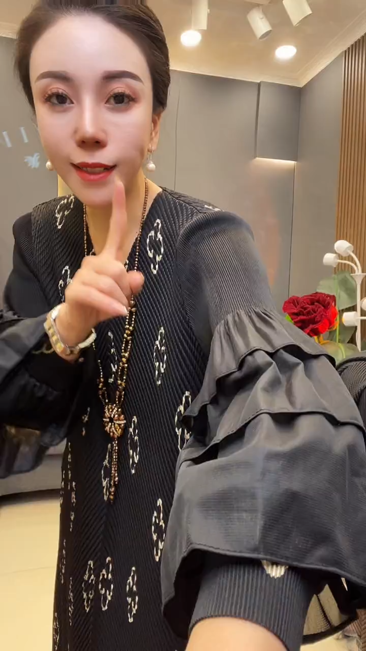 聚酯纤维（涤纶）黑色 四叶草裙
