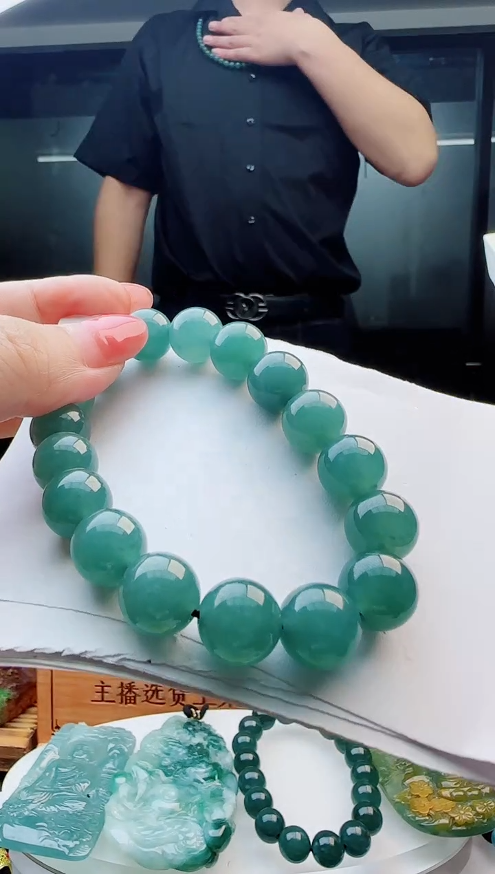 翡翠未镶嵌颈饰多样性发货其中一件