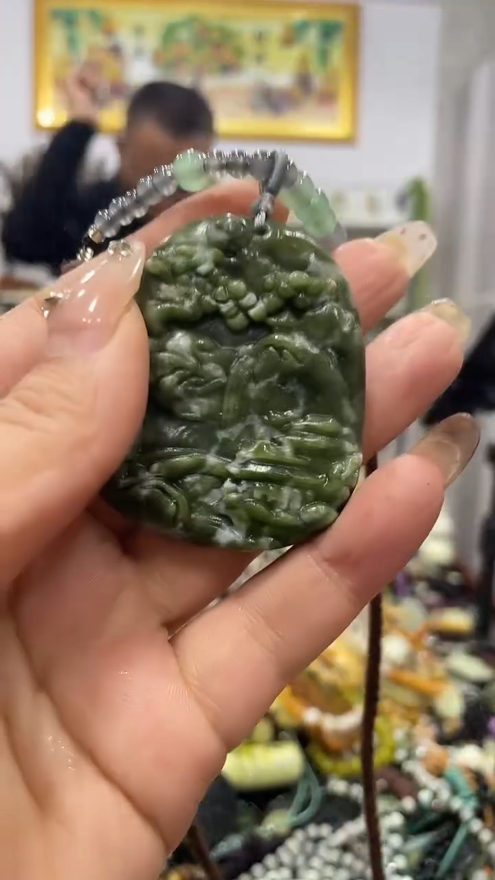 未镶嵌蛇纹石玉颈饰 