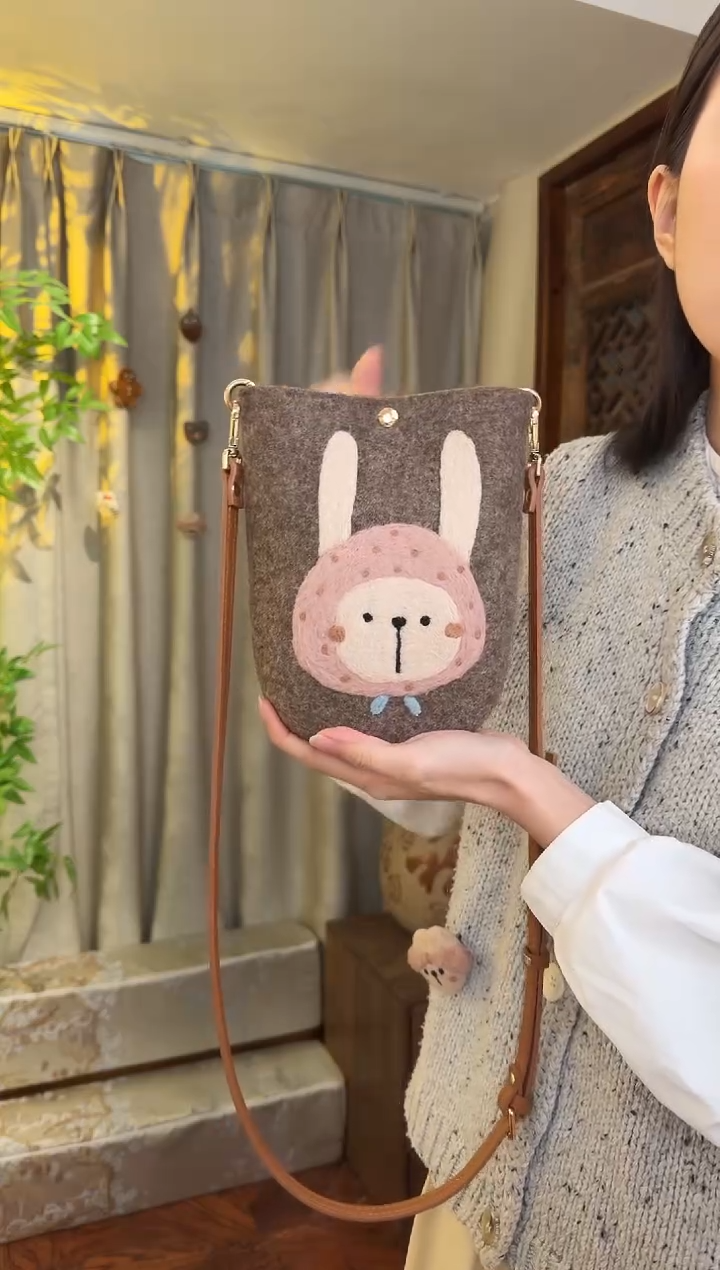 羊毛非遗羊毛毡包 手机包兔子