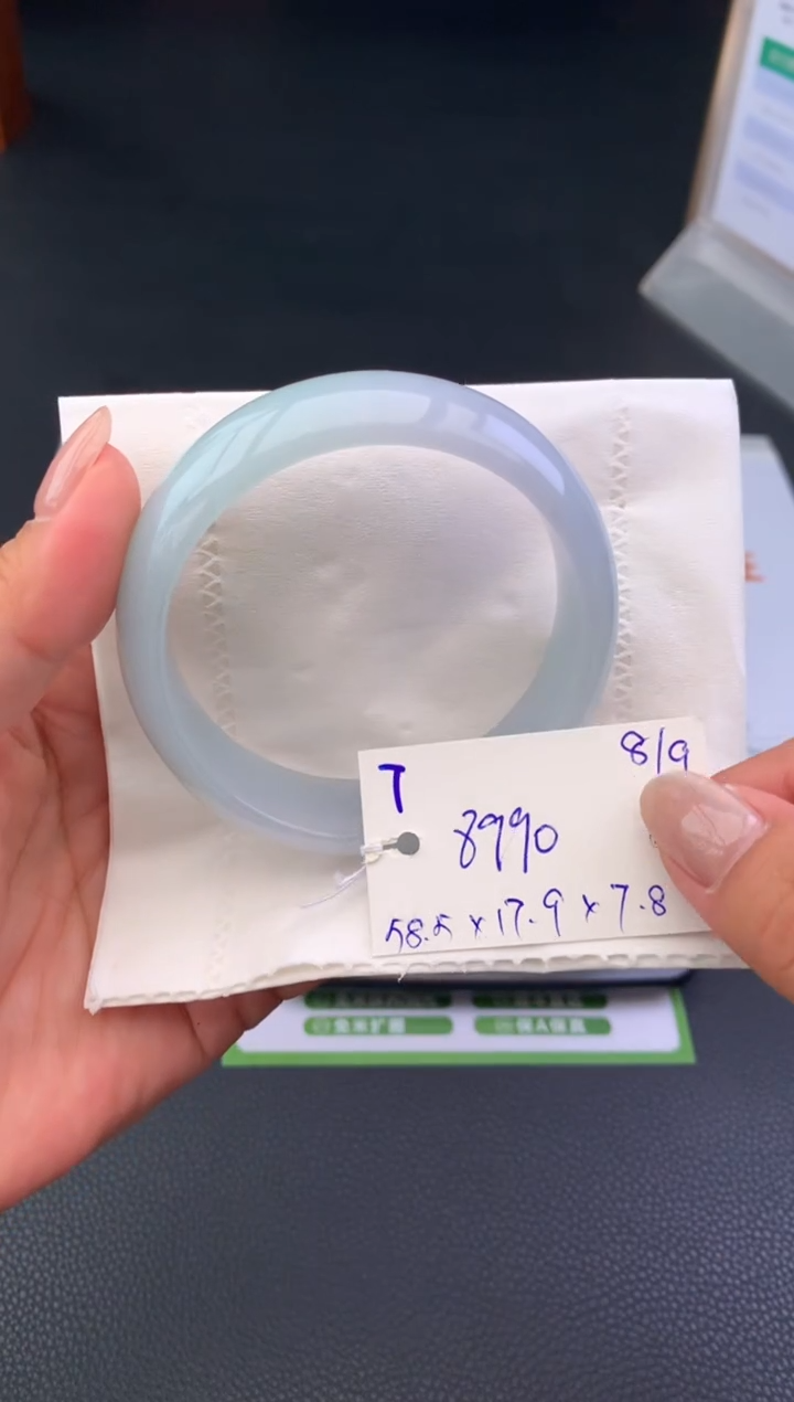 未镶嵌手镯翡翠咖**瑰手镯