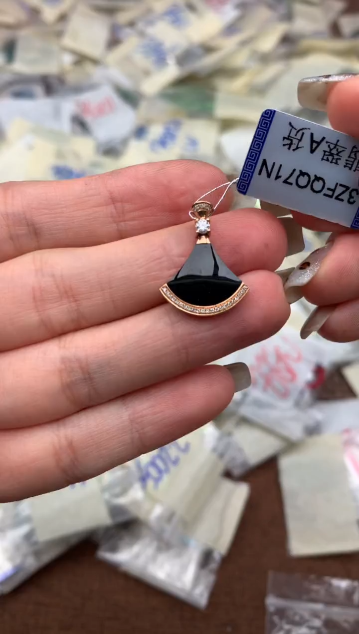 18K金镶嵌挂件翡翠一