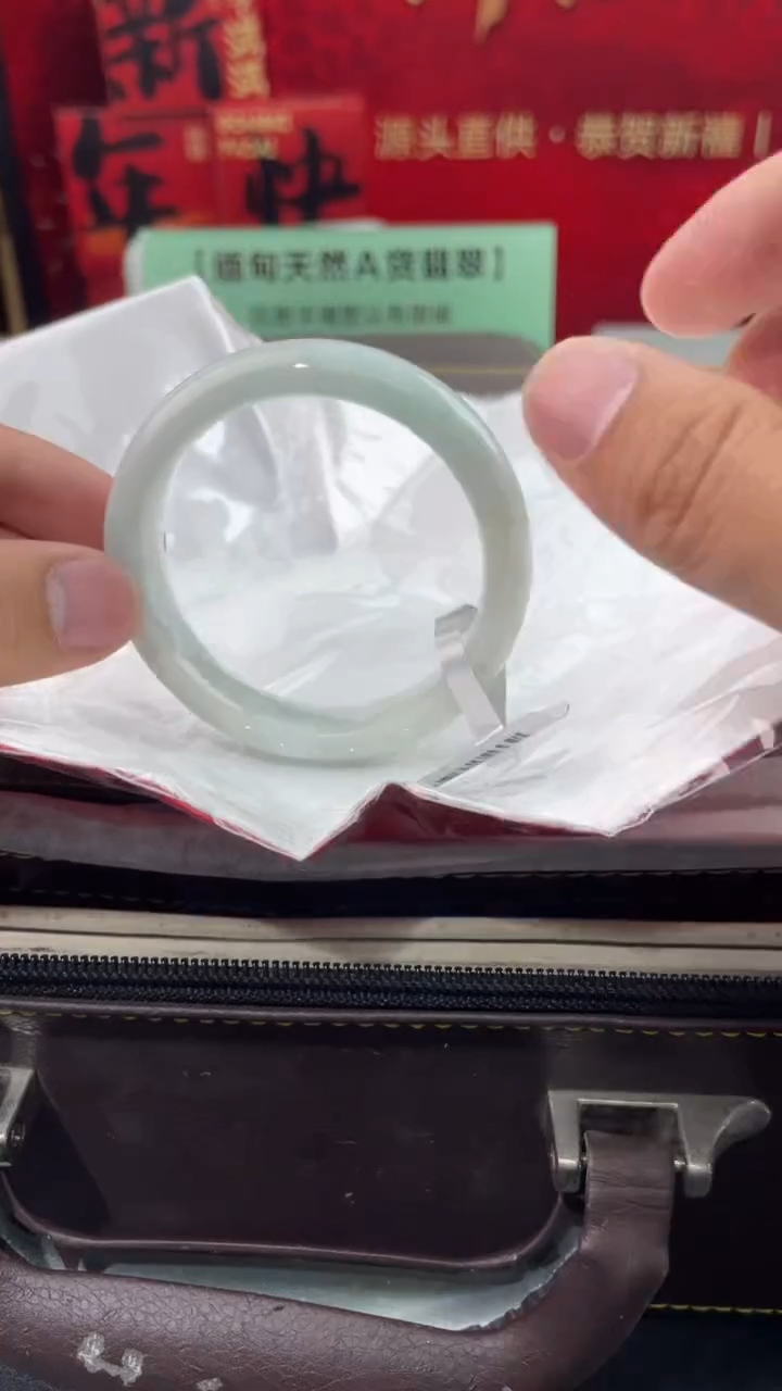 【闪购商品】翡翠手镯未镶嵌8翡翠手镯（微瑕）