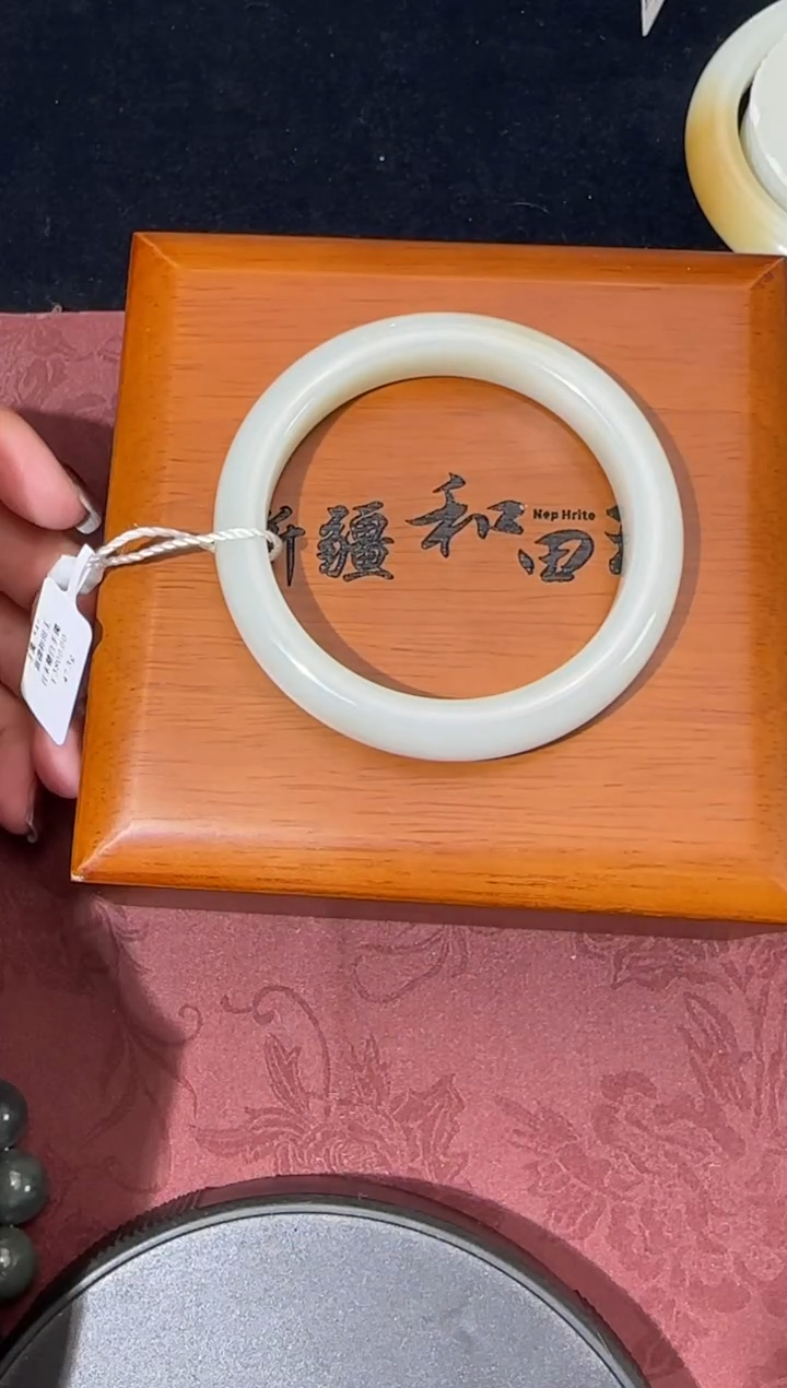 未镶嵌手镯和田玉且末糖白微色差54+手镯