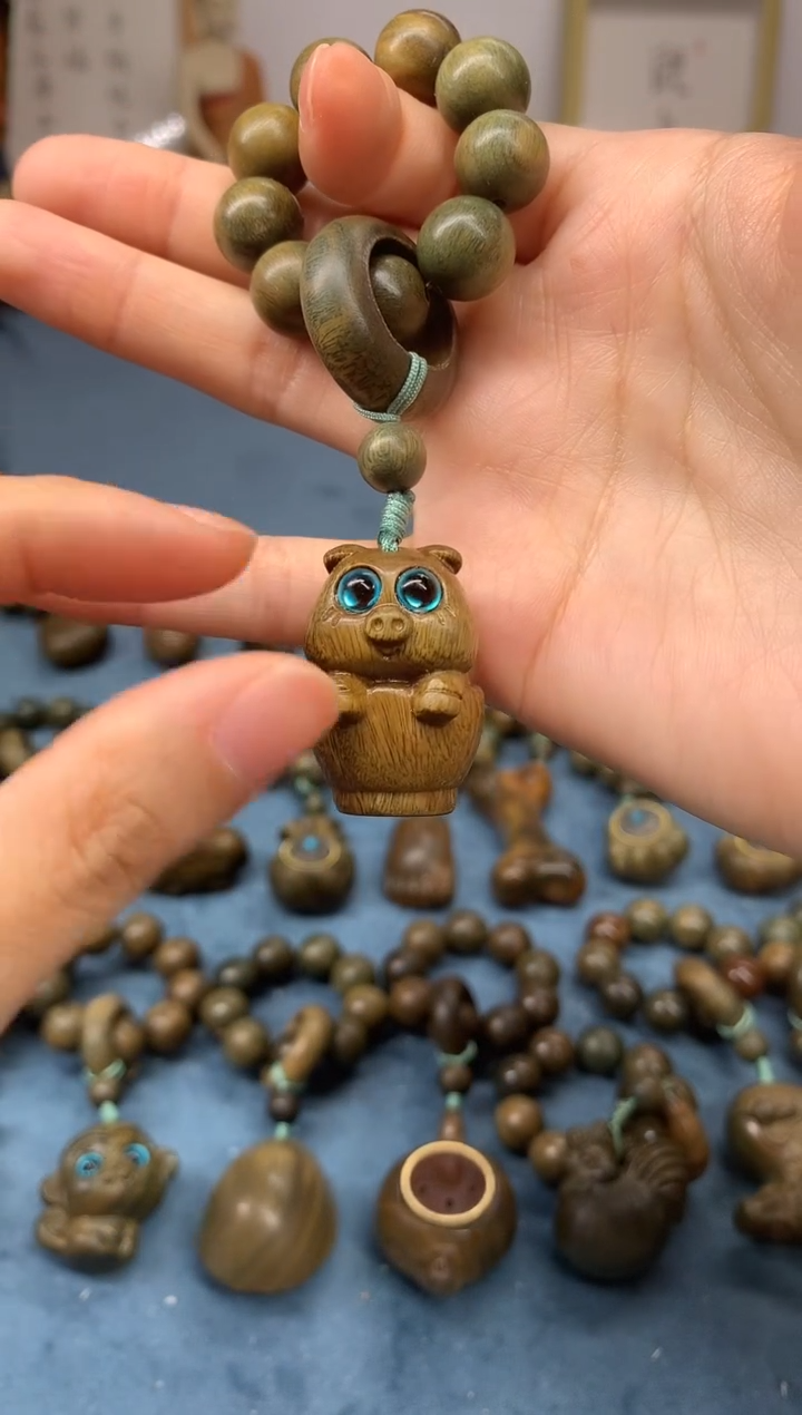 【闪购商品】维腊木（绿檀）把件小猪 盘玩件