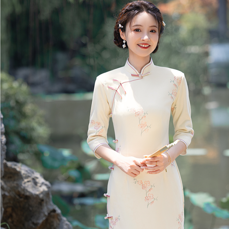 日常新中式刺绣中长裙七分袖旗袍气质少女秋冬季复古修身连衣裙女