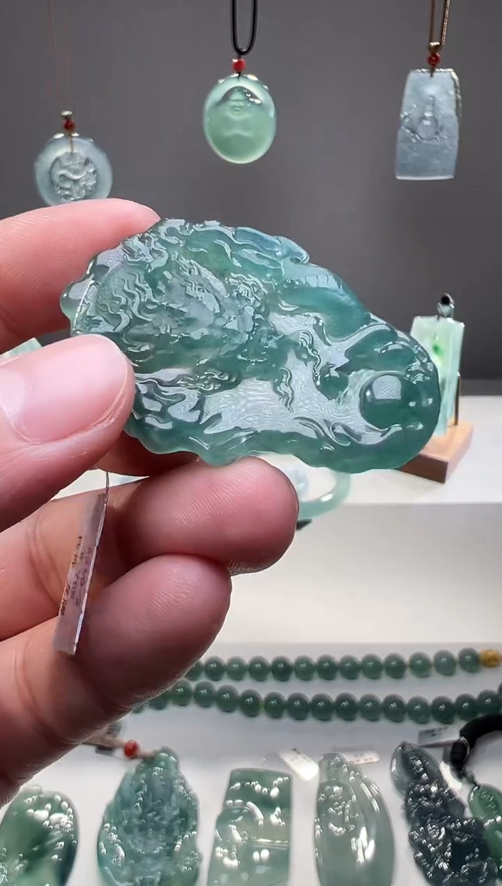 吊坠(不含链)未镶嵌翡翠龙牌