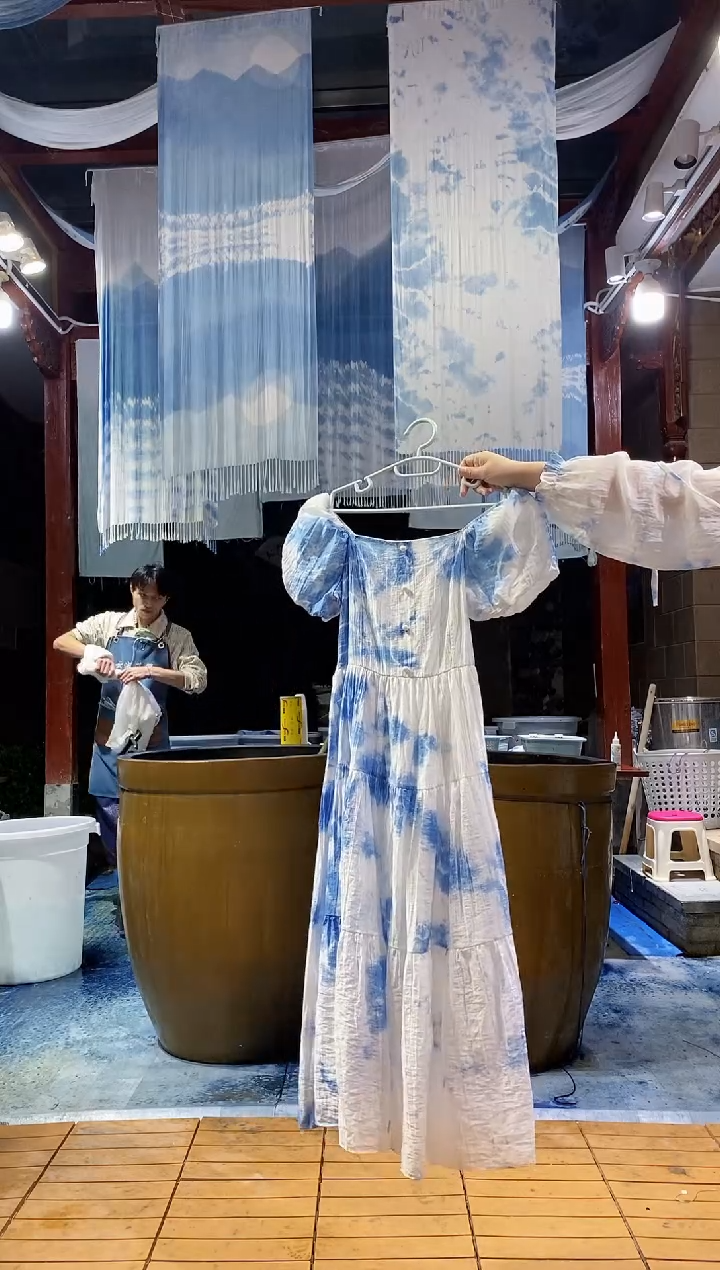 云浅蓝深 扎染服装 泡泡袖前扣裙 云朵