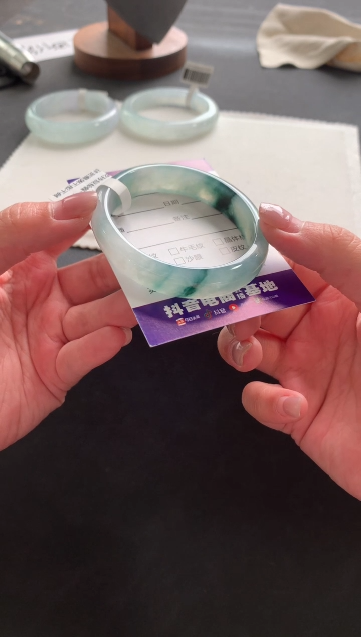 【闪购商品】翡翠手镯未镶嵌55贵妃Y1384买断