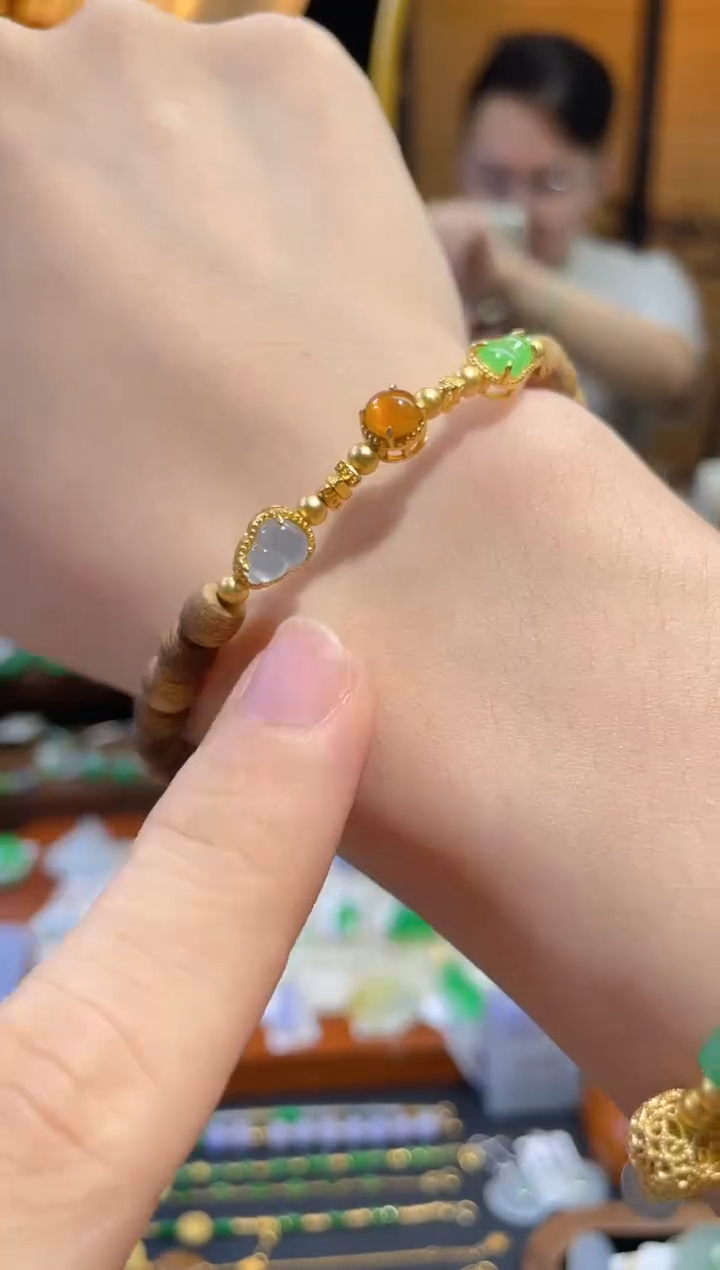 颈饰未镶嵌翡翠手串