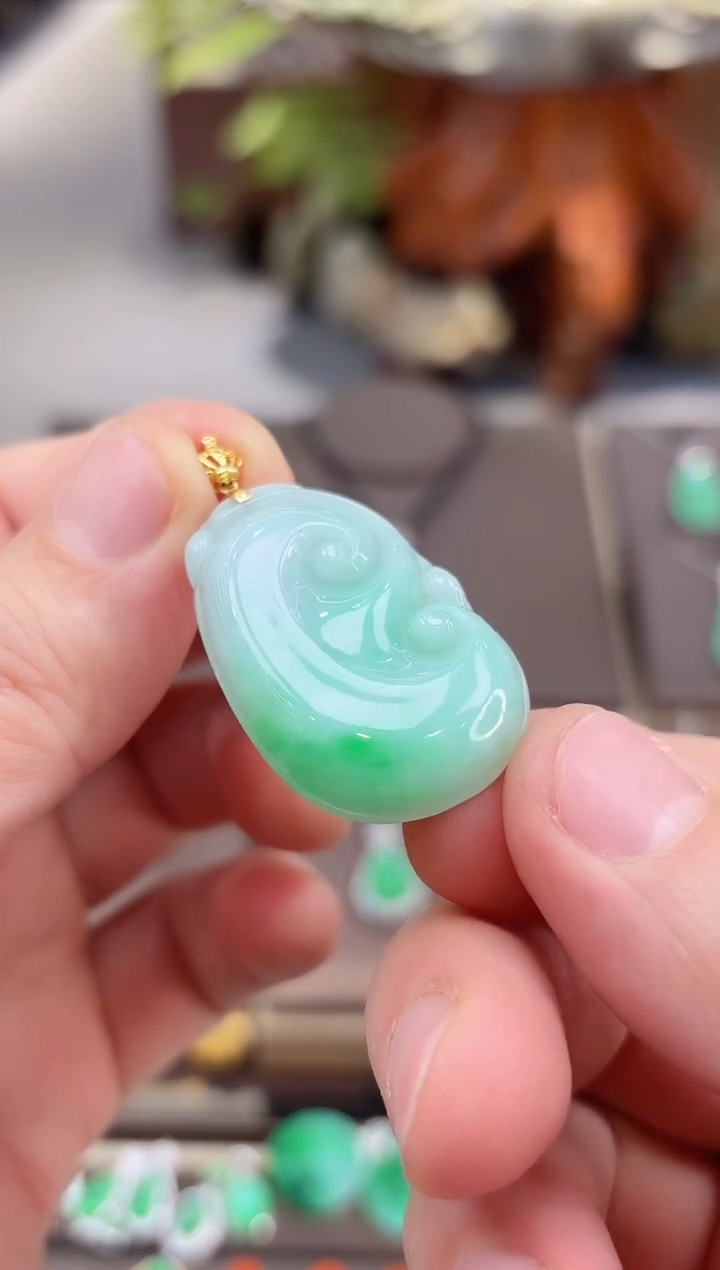 【闪购商品】翡翠吊坠(赠链)18K金镶嵌如意吊坠