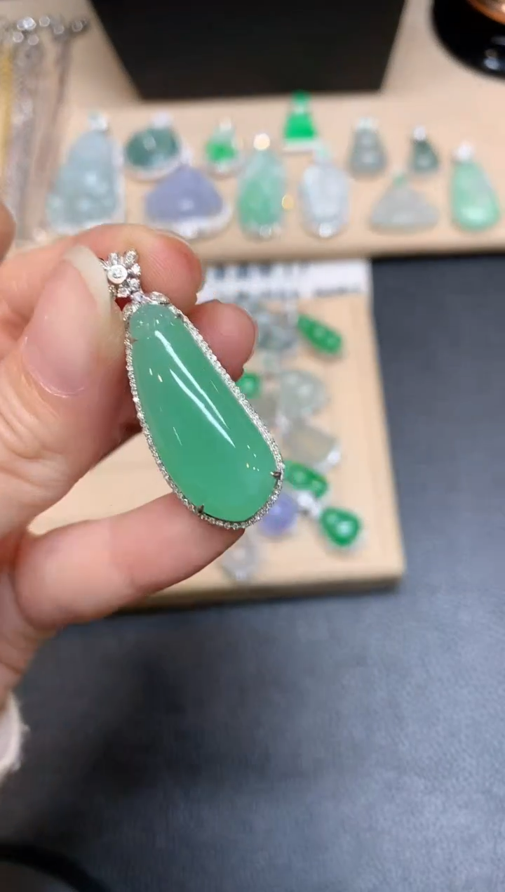 【闪购商品】翡翠颈饰18K金镶嵌福瓜【无服务费