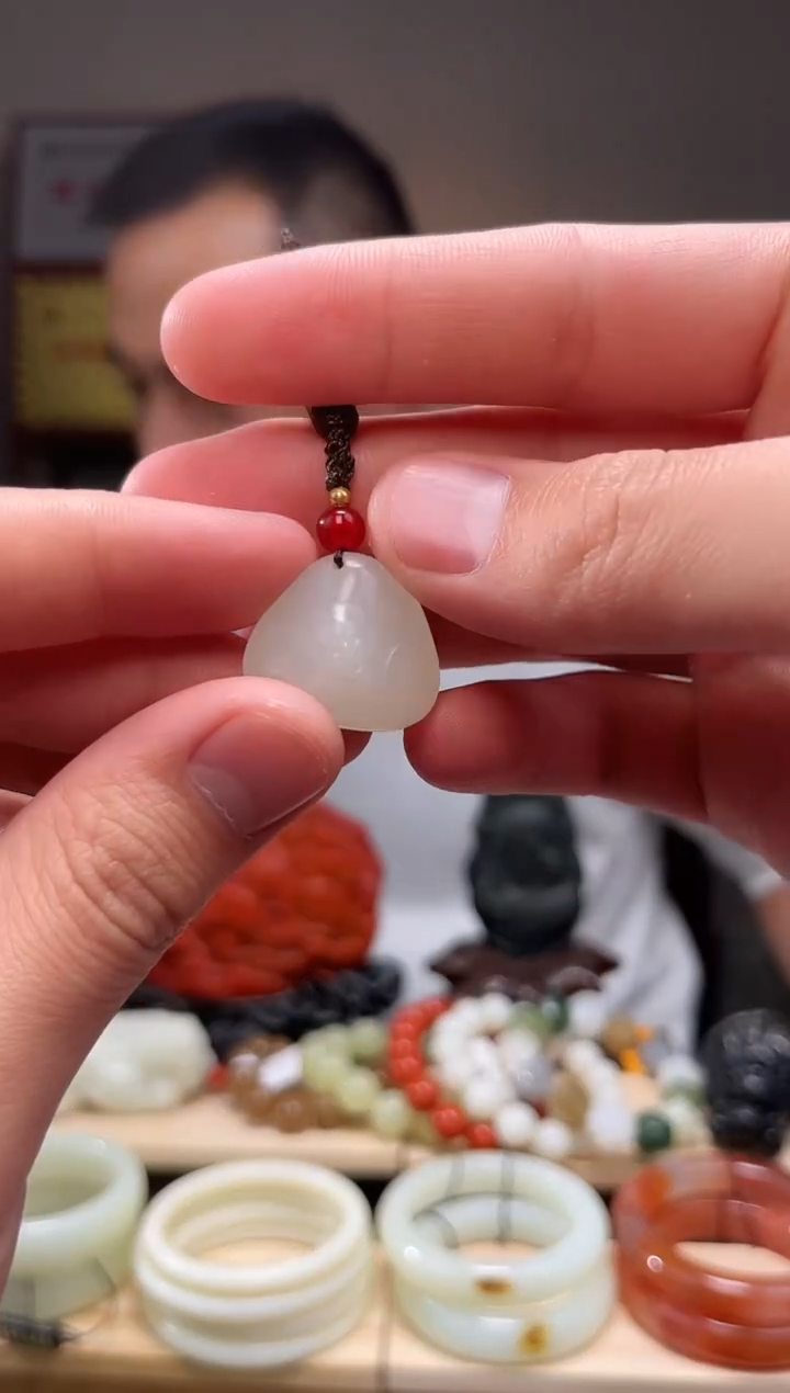 颈饰未镶嵌和田玉吊坠