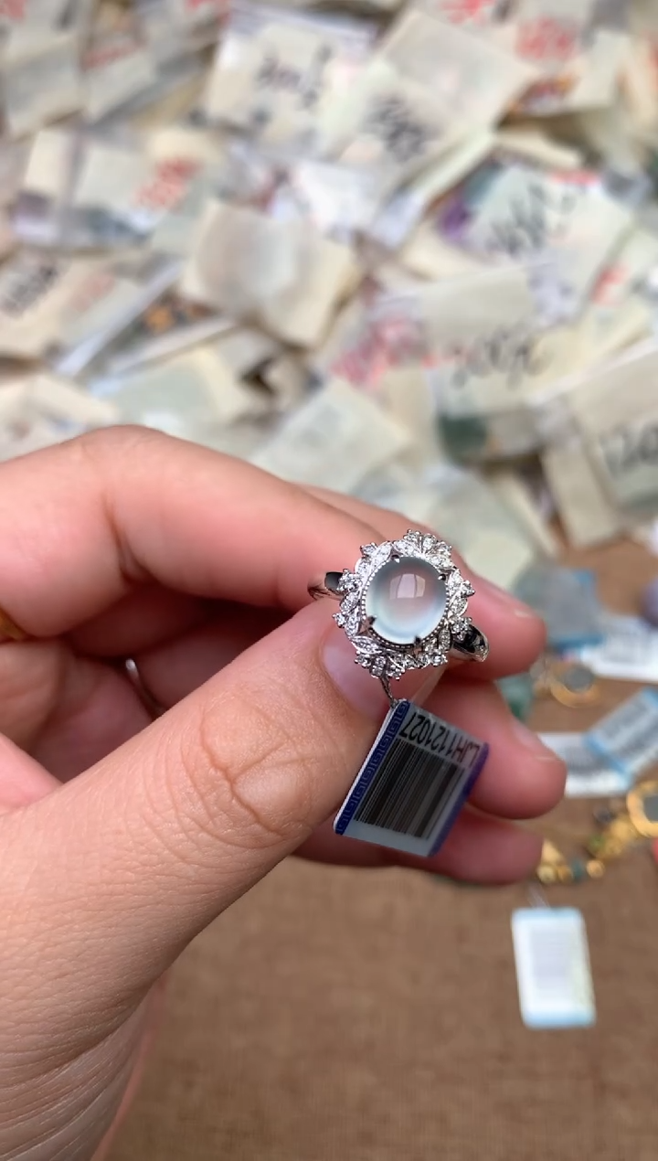 18K金镶嵌挂件翡翠一