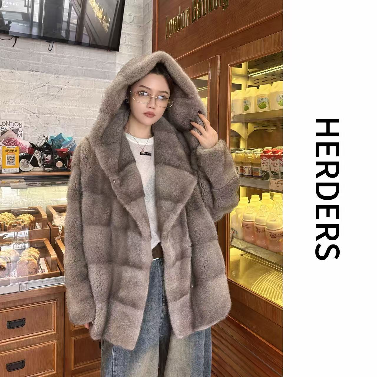 HERDERS “黑标水貂系列“ 短款大V领帽横排皮草水貂外套 257383