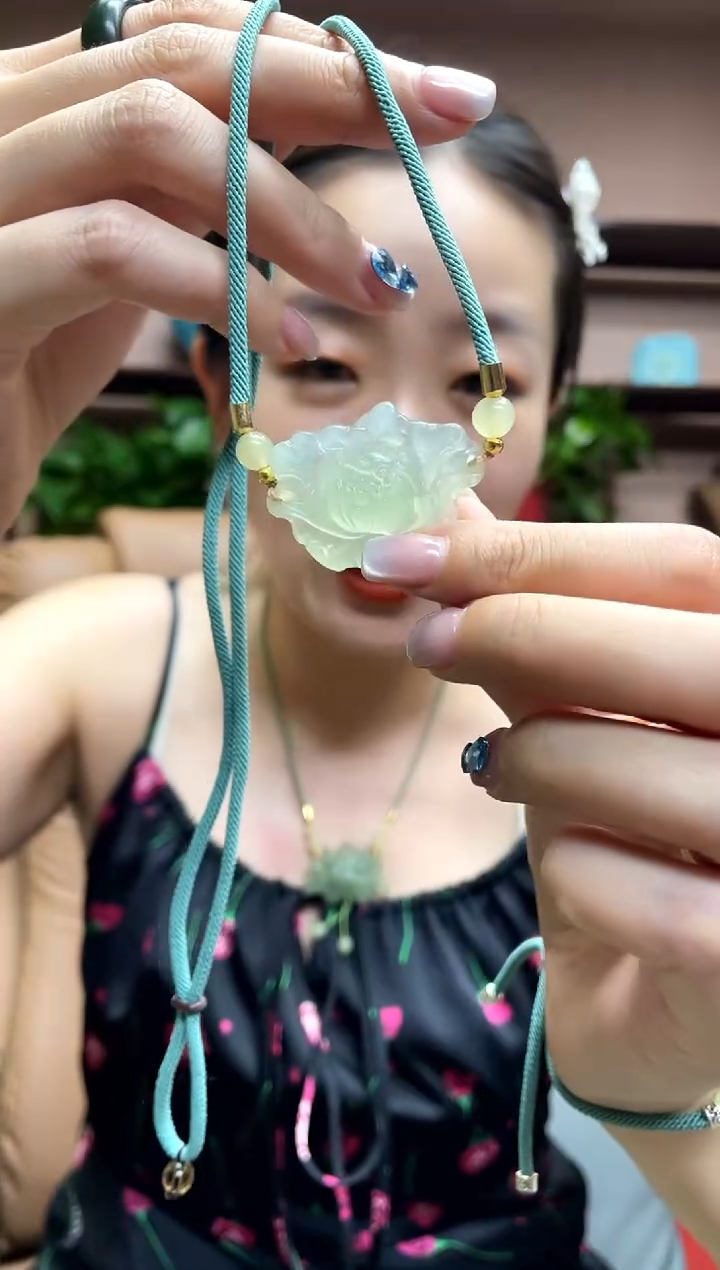 岫玉未镶嵌吊坠多样性发货发其中之一