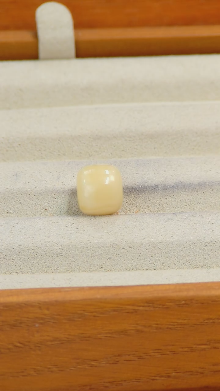 【闪购商品】蜜蜡裸石未镶嵌俄料微瑕10*9MM0.661克