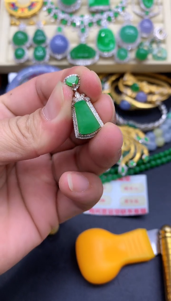 颈饰18K金镶嵌翡翠400-中国好珍宝
