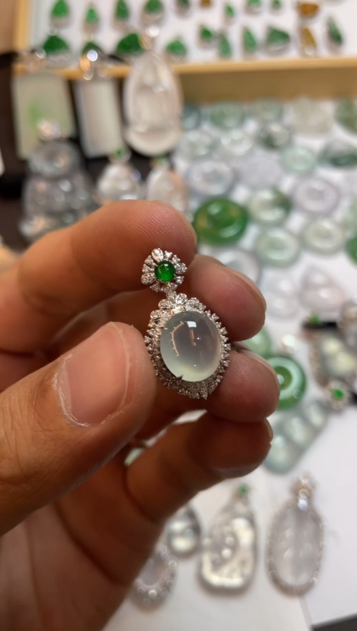 【闪购商品】翡翠吊坠(不含链)18K金镶嵌蛋面