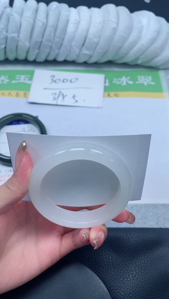 【闪购商品】石英质玉手镯未镶嵌A236-56+(微微一抹翠)