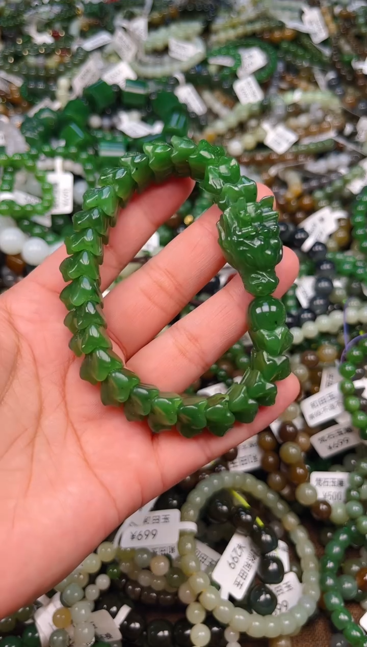 颈饰未镶嵌和田玉1