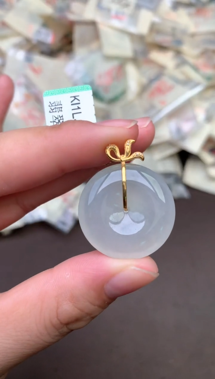 18K金镶嵌挂件翡翠— 