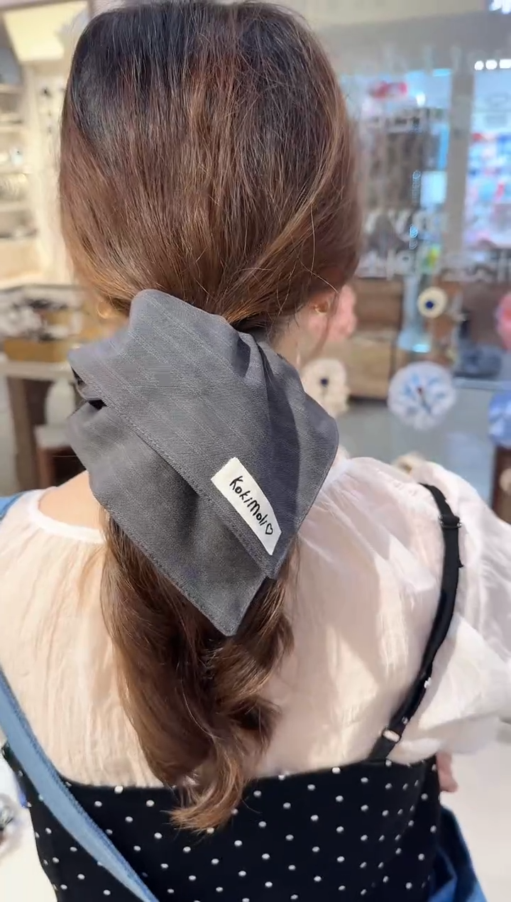 布艺非金属灰色带标方巾发圈