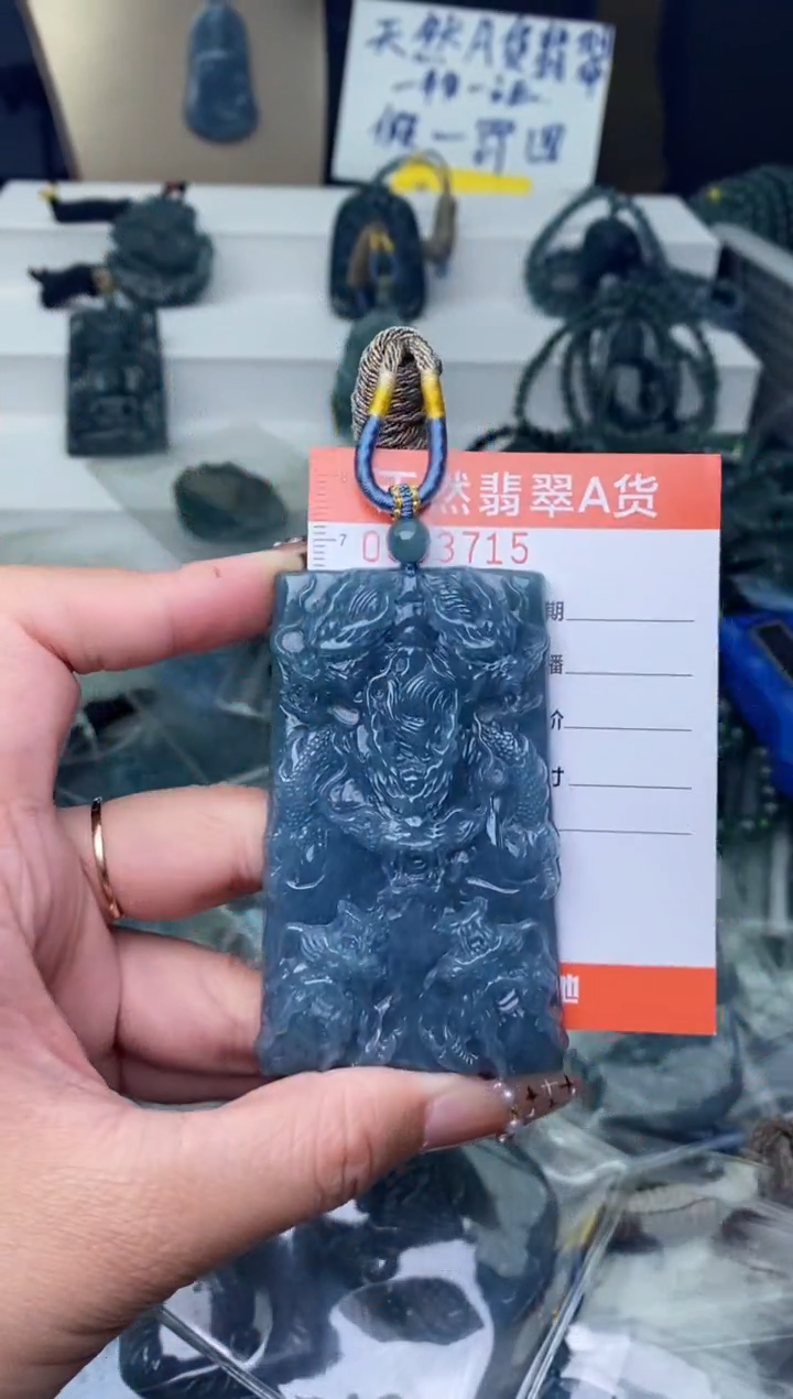 【闪购商品】翡翠颈饰未镶嵌··········