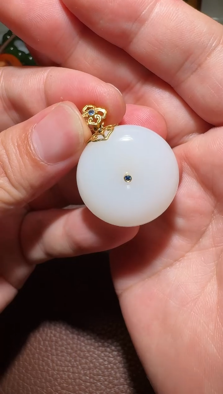 18K金镶嵌和田玉挂件和田玉