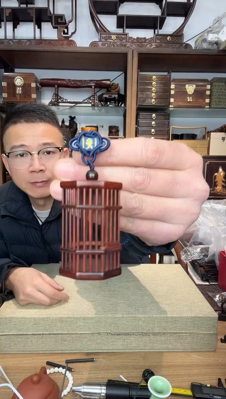 乌木类书架966小叶紫檀蝈蝈笼手把件 八角