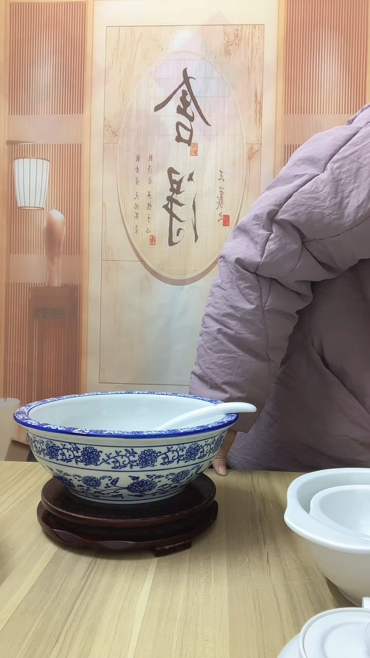 9英寸青花护边汤碗1个，白瓷大汤勺1个