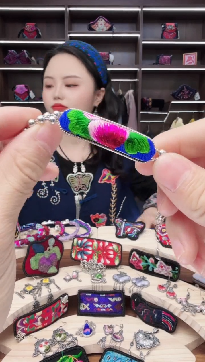 织绣3蒙阿苏苗绣传承店