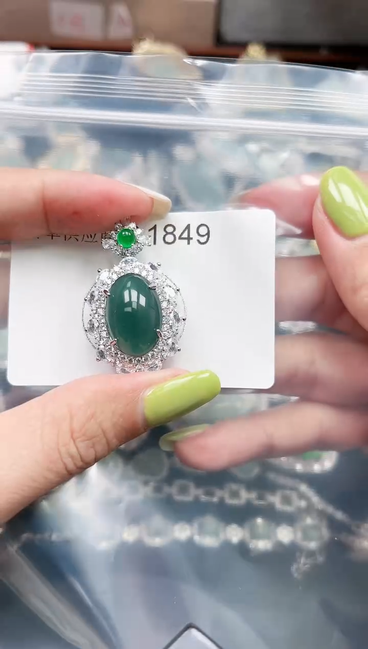 【闪购商品】翡翠颈饰未镶嵌1849赠皮绳