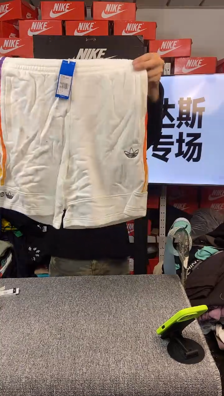 191编码 阿迪达斯 全新无暇 尺码175 直播间过款为准
