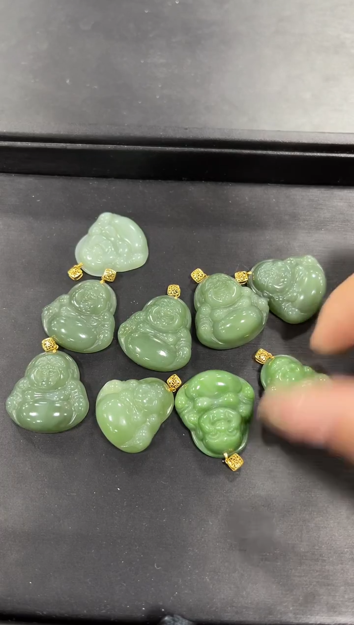 颈饰18K金镶嵌和田玉多样性发1件